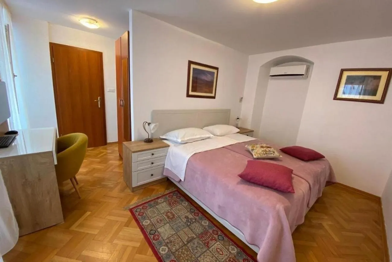 Rooms By The Sea Split - 23996 Penzion